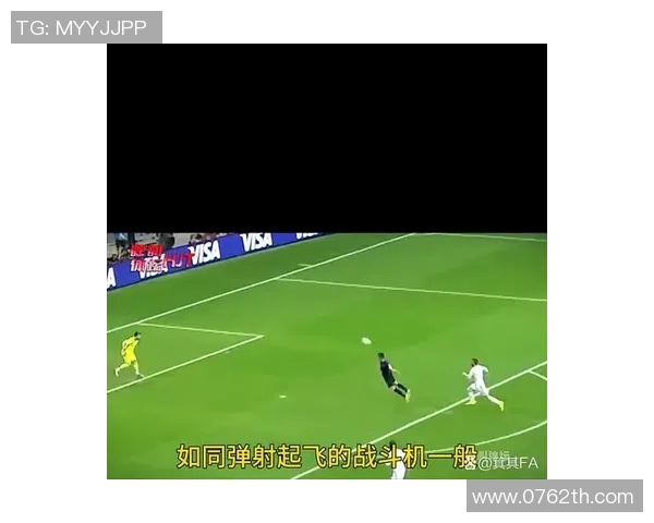 足球球星精彩杂耍球技大比拼展现炫酷脚法与非凡技术